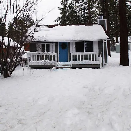 Knotty Knight- Walking Distance To The Lake As Well As The Village!